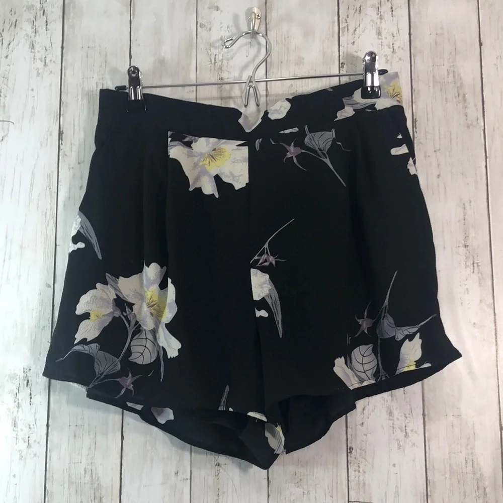 Francesca’s Collection Fiona Floral Shorts Large